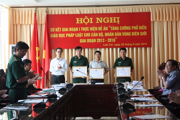 -ng-chi--ng-xuan-thanh-trao-t-ng-gi-y-kh
