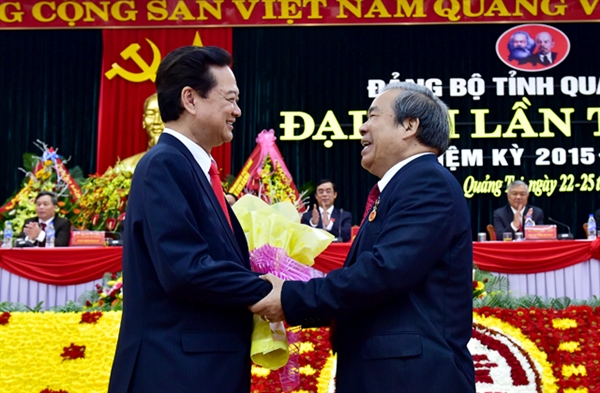 00-36-18_ttg-tang-hoa-chuc-mung-dh-dang-