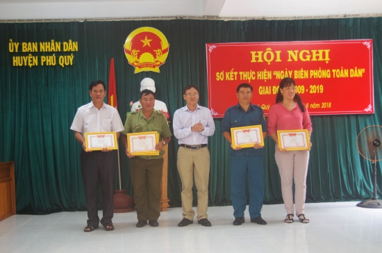 01nmrfjka8-3073_178900277282001406_CT.UBND_huyn_trao_giy_khen.