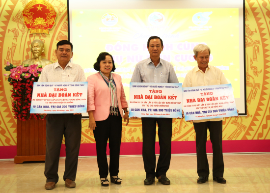 02-4-19-ba-doan-thi-nghiep-pho-chu-tich-uy-ban-mttq-viet-nam-tinh-dong-thap-trao-30-can-nha-cho-ho-ngheo-cua-03-huyen-thi-xa-bien-gioi-anh-phu-quy