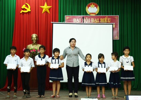 02-4-19-dai-dien-hoi-lhpn-tinh-bac-lieu-trao-hoc-bong-cho-hoc-sinh-tai-xa-thong-binh-huyen-tan-hong-dong-thap-anh-phu-quy