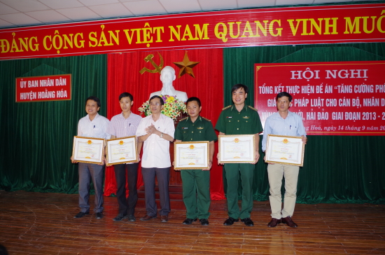 02yiua9wxd-53130_12709478501938663677_LNH_O_HUYN_HONG_HA_TRAO_GIAY_KHEN_CHO_CC_C_NHN_C_THNH_TCH_TRONG_TRIN_KHAI_THC_HIN_N