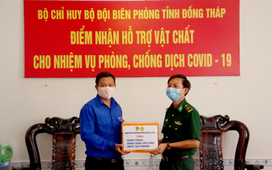 03-4-2020-dai-dien-huyen-doan-cao-lanh-trao-tuong-trung-vat-chat-ho-tro-bdbp-dong-thap-anh-phu-quy
