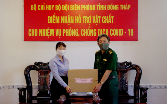 03-4-2020-lanh-dao-uy-ban-mttq-vn-tp-sa-dec-dong-thap-trao-vat-chat-ho-tro-bdbp-tinh-phong-chong-dich-o-bien-gioi-anh-phu-quy
