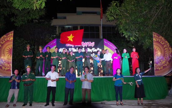 04-3-19-lanh-dao-bo-chi-huy-bdbp-va-trung-tam-van-hoa-nghe-thuat-tinh-dong-thap-tang-hoa-cho-dien-vien-tai-don-bien-phong-cau-muong-anh-phu-quy