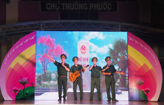04-3-19-top-ca-nam-hat-ve-nguoi-linh-bien-phong-anh-phu-quy