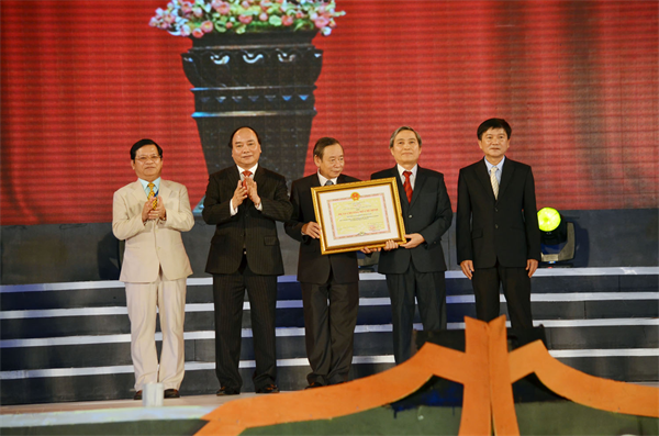 05-21-20_2-don-nhan-huan-chuong.jpg