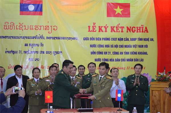 07-40-04_trao-bien-ban-ky-ket.jpg