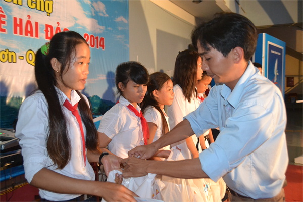 07-52-41_cac-doanh-nghiep-tang-qua-cho-h