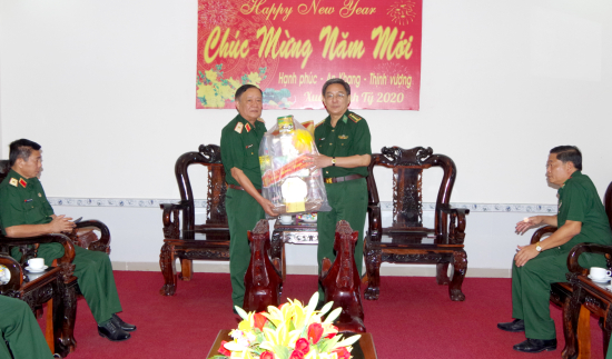08-01-20-thieu-tuong-pham-thanh-tam-pho-tu-lenh-qk-9-tang-qua-bdbp-dong-thap-anh-phu-quy