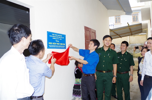 08-13-41_go-bang-khanh-thanh-cong-trinh.