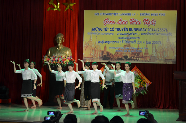 08-20-01_van-nghe-cua-luu-hoc-sinh-lao-1