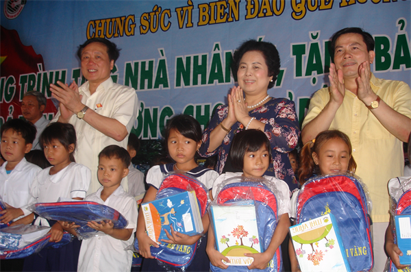 08-27-40_tang-qua-cho-hoc-sinh-ngheo-ly-