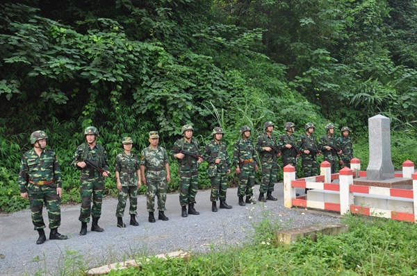 08-35-27_doi-hinh-tuan-tra-cua-bdbp-lao-