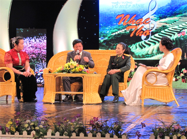 08-35-37_a5-cac-khach-moi-giao-luu-trong