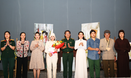 08-4-19-dai-ta-nguyen-dinh-anh-chinh-uy-bdbp-dong-thap-tang-hoa-cho-dien-vien-doan-kich-noi-quan-doi-anh-phu-quy