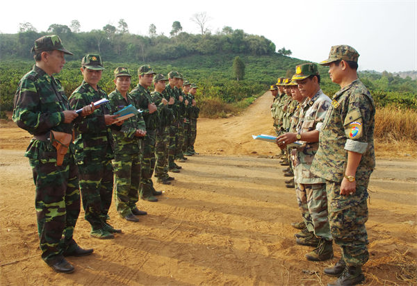 08-55-43_hai-doi-tuan-tra-trao-doi-phuon