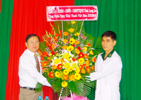0cfsebzqut-72822_12096456722113418781_ONG_NGUYEN_VAN_BON_TANG_HOA_CHUC_MUNG