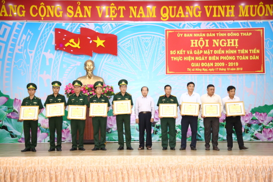 0uh8pxljmg-5894_f_jncycmx11_171018_ng_ch_on_Tn_Bu_ph_Ch_tch_UBND_tnh_ng_Thp_trao_Bng_khen_cho_cc_tp_th_nh_Ph_Qu