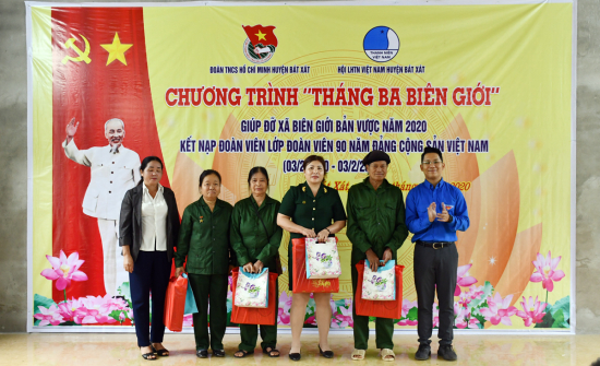 0vuwm12z3e-25580_f_k7d0zoxv8_Tng_qu_cho_cc_cu_thanh_nin_xung_phong_ti_x_Bn_Vc_huyn_Bt_Xt