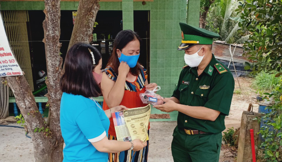 1-can-bo-don-bien-phong-phu-hoi-tuyen-truyen-luu-dong-cho-nguoi-dan-phong-chong-dich-benh-covid-19-5