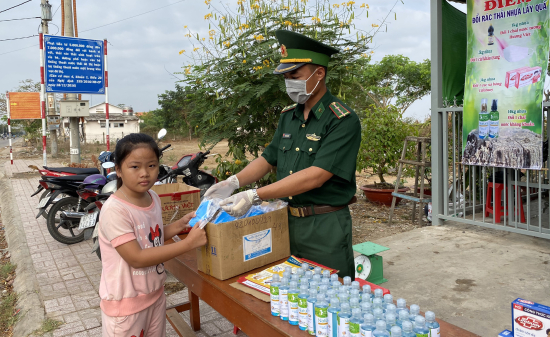 1-can-bo-don-bp-vinh-nguon-cap-phat-khau-trang-y-te-mien-phi-cho-nguoi-dan-phuong-vinh-nguon-thanh-pho-chau-doc-tinh-an-giang