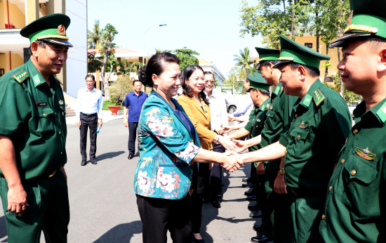 1-chu-tich-quoc-hoi-nguyen-thi-kim-ngan-dong-vien-can-bo-chien-si-bdbp-tinh-an-giang