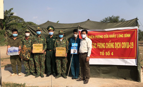 1-dai-dien-cac-doanh-nghiep-nhan-dan-xa-khanh-an-thi-tran-long-binh-den-trao-qua-tan-tay-cac-to-cong-tac-phong-chong-dich-covid-19-cua-don-bpck-long-binh-bdbp-an-giang-1