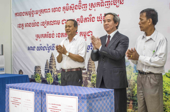 1-dong-chi-nguyen-van-binh-tang-qua