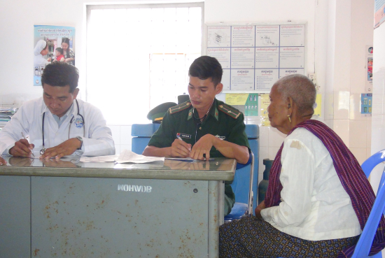 1-kb-doan-cong-tac-kham-benh-cho-nguoi-dan-xa-chay-chot-huyen-preychulsa-tinh-ta-keo-campuchia