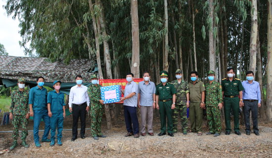 10-4-2020-ban-noi-chinh-tinh-uy-dong-thap-tang-qua-cho-chot-so-02-don-bien-phong-cua-khau-quoc-te-tuong-phuoc-bdbp-dong-thap-anh-phu-quy
