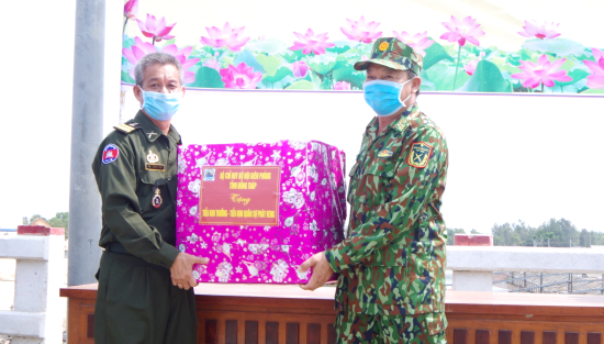 10-4-2020-dai-ta-le-van-luan-chi-huy-truong-bdbp-dong-thap-tang-vat-chat-cho-tieu-khu-quan-su-tinh-praveng-anh-phu-quy