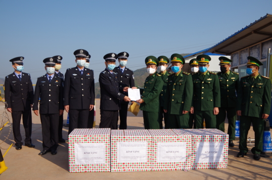 10dsg82vtm-25703_f_k7iz41by1_Th_trng_B_Ch_huy_BBP_tnh_in_Bin_trao_tng_khu_trang_cho_cn_b_chin_s_Tng_trm_kim_sot_bin_phng_xut_nhp_cnh_tnh_Vn_Nam_Trung_Quc