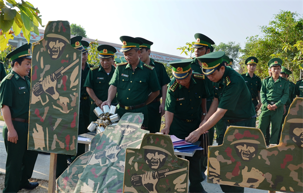 11-06-41_dai-bieu-tham-quan-mo-hinh-hoc-