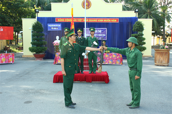 11-10-41_chi-huy-tieu-doan-19-trao-vu-kh