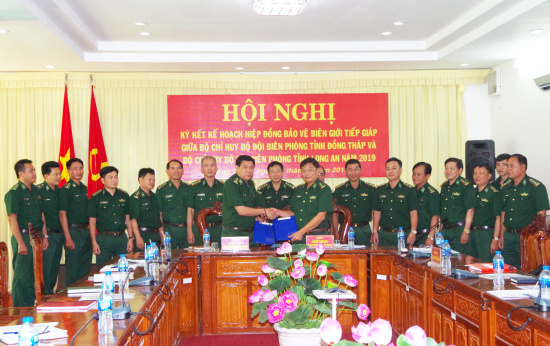 11-3-19-dai-dien-hai-don-vi-ky-ket-ke-hoach-hiep-dong-bao-ve-bien-gioi-tiep-giap-2019-anh-phu-quy-2