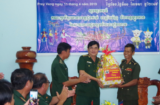 11-4-19-dai-ta-ho-thanh-hao-pho-chi-huy-truong-bdbp-tinh-dong-thap-tang-qua-cho-tieu-khu-quan-su-tinh-prayveng-anh-phu-quy