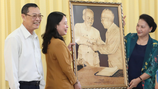 11-chu-tich-qh-nguyen-thi-kim-ngan-tang-qua-tinh-uy-ubnd-tinh-an-giang