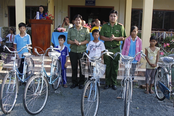 12-34-50_anh-1-tang-xe-dap-cho-hs.jpg