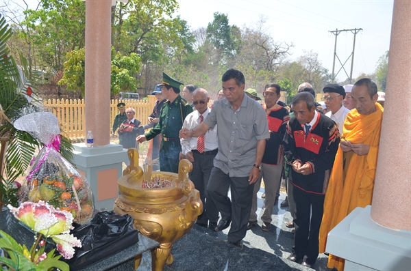 12-36-50_doan-dai-bieu-thap-huong-tai-da