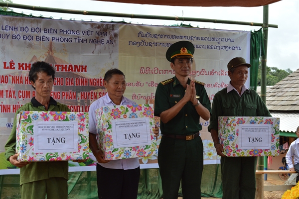 13-08-37_bdbp-nghe-an-tang-qua-cho-cac-g