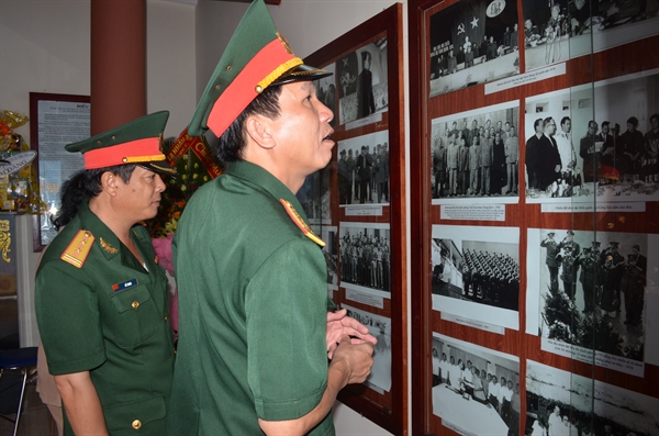 13-13-11_dai-bieu-tham-quan-hinh-anh-tru