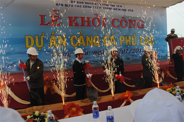 14-17-41_khoi-cong-xay-cang-ca-phu-lac-1