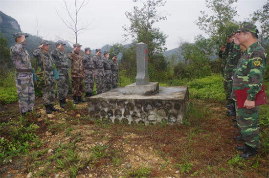 14-27-18-hai-ben-chao-nghi-le-truoc-khi-tien-hanh-tuan-tra-song-phuong