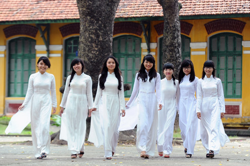 1452675652-hs-mac-ao-dai