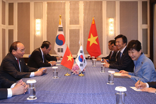 14qi9u2ewy-50781_9b6ee853-25c2-43e3-8bf2-2646eb5a3a25_TTg_Gap_Tong_thong_Han_Quoc