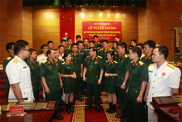 15-29-54_bo-truong-bqp-tro-chuyen-voi-ca