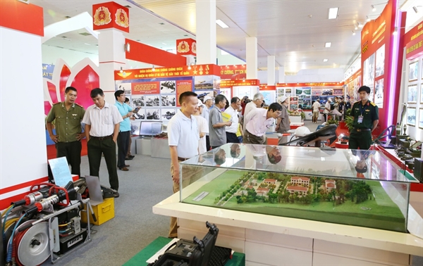 15-35-37_img_trien-lam-thanh-tuu-70-nam.
