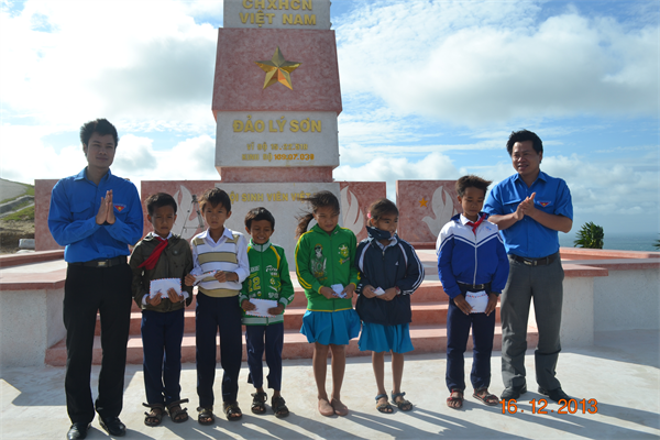 16-05-32_trao-qua-hoc-sinh-ngheo.jpg