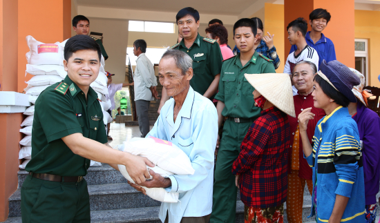 17-01-20-can-bo-don-bien-phong-thong-binh-tang-40-phan-qua-cho-ho-ngheo-tren-dia-ban-anh-phu-quy